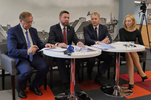 Podczas konferencji Wojciech Saługa i prezydent miasta Mieczysław Kieca podpisali umowy dotacyjne dotyczące obu projektów (fot./wodzislaw-slaski.pl)