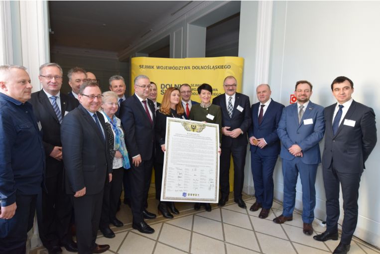 Członkowie Komitetu Honorowego podpisali List Intencyjny  w sprawie współdziałania  w ramach Samorzadowego Roku Rzeki Odry 2018.(fot.lubuskie.pl)