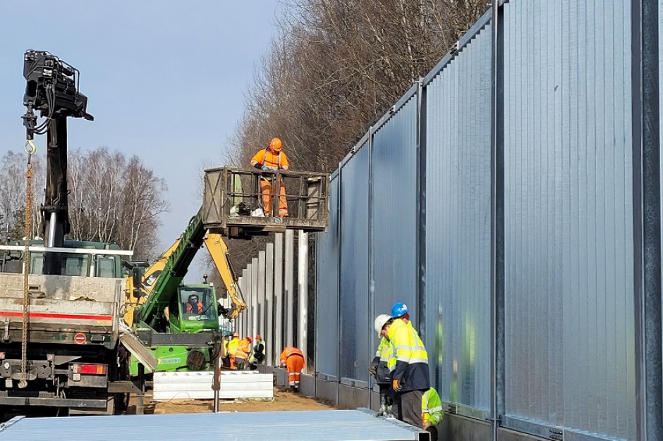 Gotowe ponad 160 km zapory na granicy z Białorusią trwa budowa bariery