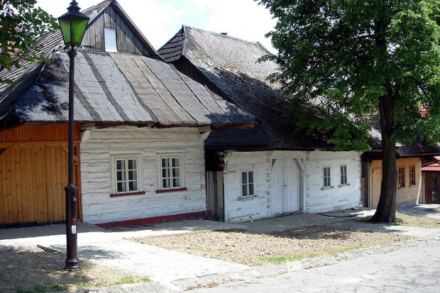 Zabytkowa zabudowa rynku w Lanckoronie ( fot.wikipedia.org/Jakub Hałun)