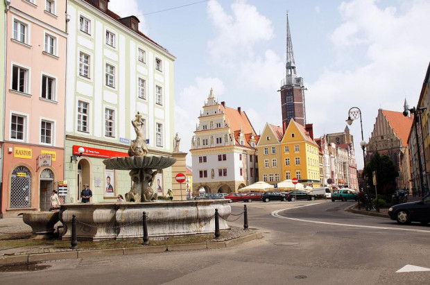 Zakład szklarski Nysa Praca w systemie jednozmianowym () pon – pt. Poszukujemy osoby otwartej, kreatywnej, rzetelnej, lojalnej, doświadczonej, uczciwej, odpowiedzialnej i chętnej do pracy - długoterminowe, stabilne zatrudnienie przy ciekawych zleceniach oraz projektach.