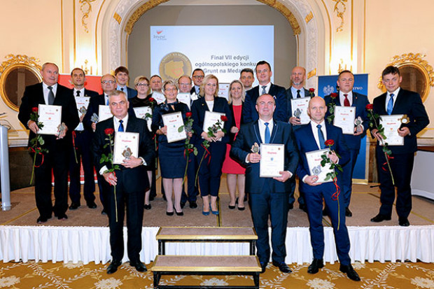 16 wojewódzkich zwycięzców konkursu Grunt na Medal 2016. (fot. paiz.gov.pl)