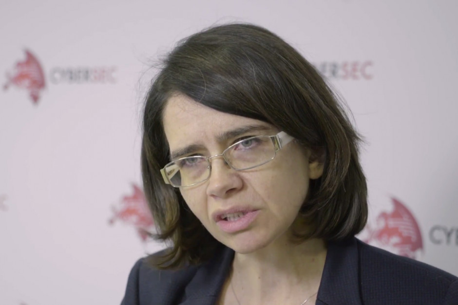 Anna Streżyńska wyjaśniła, dlaczego to państwo prowadzi proces badawczy nad 5G. (fot.:youtube.com) Anna Streżyńska wyjaśniła, dlaczego to państwo prowadzi proces badawczy nad 5G. (fot.:youtube.com)