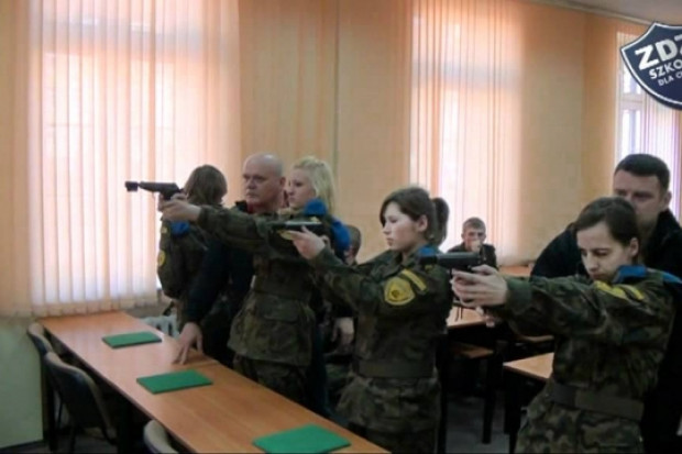 Po zakończeniu edukacji w klasach mundurowych, uczniowie będą mogli przejść skrócone wojskowe szkolenie przygotowawcze, złożyć przysięgę i zostać żołnierzami rezerwy. /Fot.siłyzbrojne.pl/