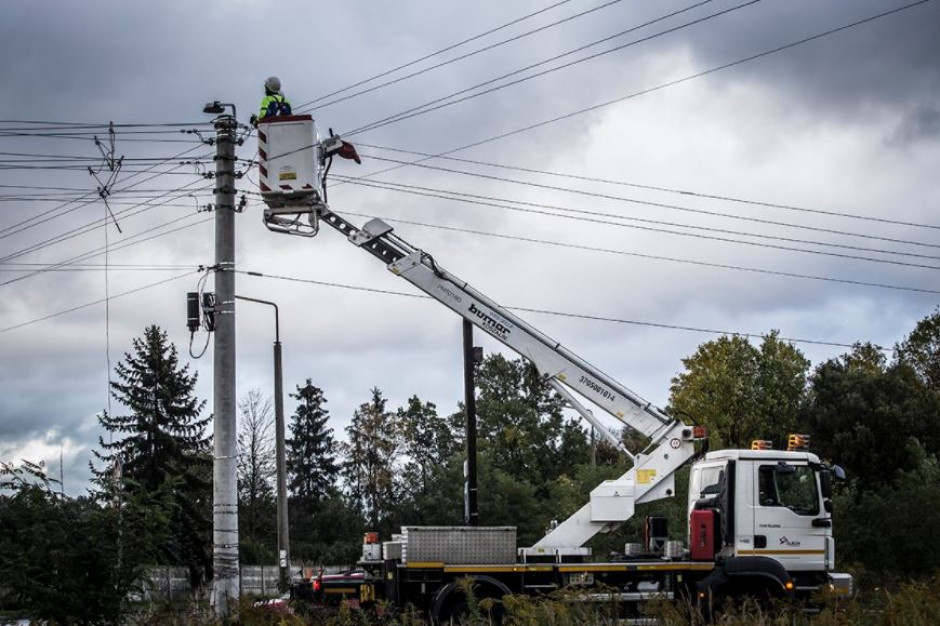 Ok. 1,5 tys. odbiorców na Podlasiu pozostaje bez prądu
