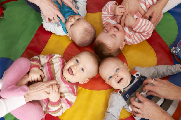 Globalnie ponad połowa porodów 1 stycznia odbędzie się w zaledwie 10 krajach. (Fot. Shutterstock)