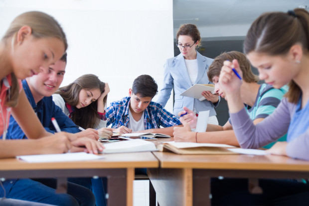 Projektowane zmiany zakładają, że nauczyciel ma przebywać w szkole co najmniej 30 godzin tygodniowo. Wzrośnie więc nie tylko pensum nauczycielskie, ale i tzw. godziny dostępności (fot. Shutterstock).