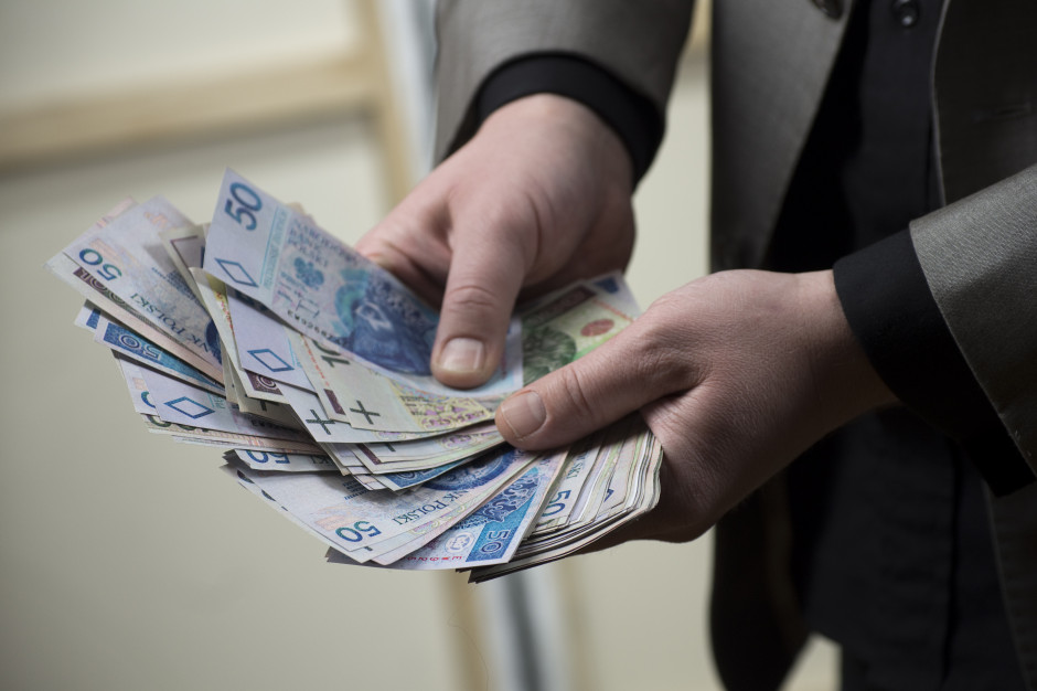 Do kwoty 900 zł "na rękę" z tytułu nagrody specjalnej większości nauczycieli zabraknie 133 zł (fot. Shutterstock).
