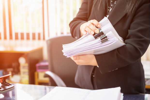 Proponowane przez MEiN zmiany w systemie awansu zawodowego nauczycieli nie spełniają - zdaniem związkowców - wymogu likwidacji biurokracji w pracy nauczyciel.a (fot.  Shutterstock).