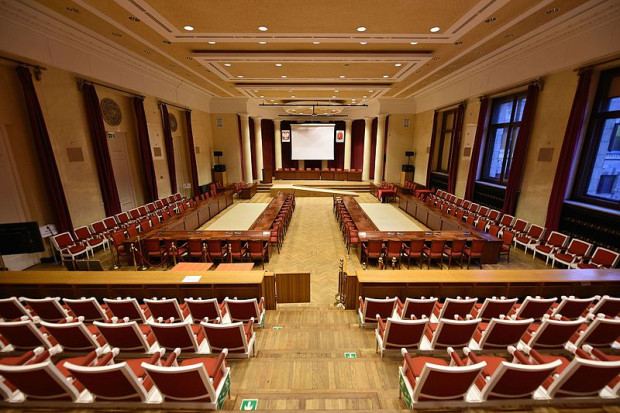 Konsekwencji nieudzielenia absolutorium na szczeblu gminnym są odmienne od tych na dwóch pozostałych szczeblach samorządu (fot.wikiedia.org)