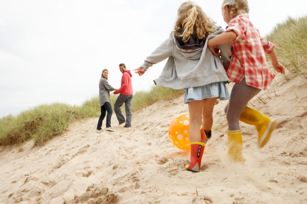 Gdzie spędzić wakacje z dziećmi,  by uniknąć „covidowych” kłopotów? Najlepiej w Polsce (fot. shutterstock)