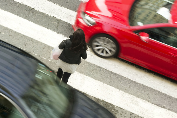 Według badań Instytutu Transportu Drogowego 45 proc. kierowców nie ustępuje pierwszeństwa pieszym na przejściach drogowych (fot. Shutterstock)