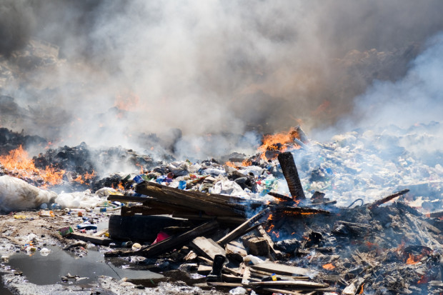 Świętokrzyska straż pożarna walczy z pożarem wysypiska śmieci w Rzędowie (Fot. Shutterstock.com)