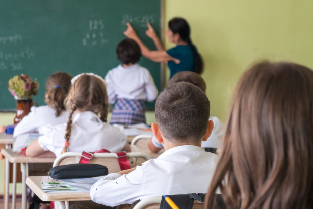 Wynagrodzenia nauczycieli to temat, którego od dłuższego czasu nie udaje się rozwiązać (fot. Shutterstock).