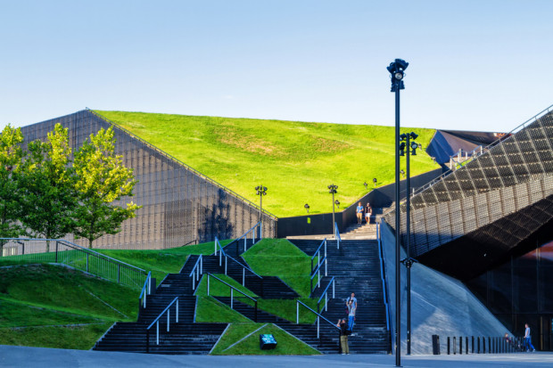 Zielony dach Międzynarodowego Centrum Kongresowego jest jedną z najbardziej rozpoznawalnych przestrzeni na Śląsku. (fot.shutterstock.com)