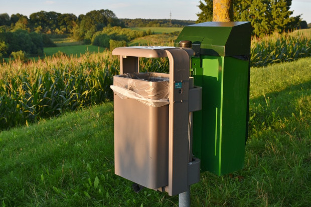 Opłaty za odpady rosną także w wiejskich gminach (fot. pixabay)
