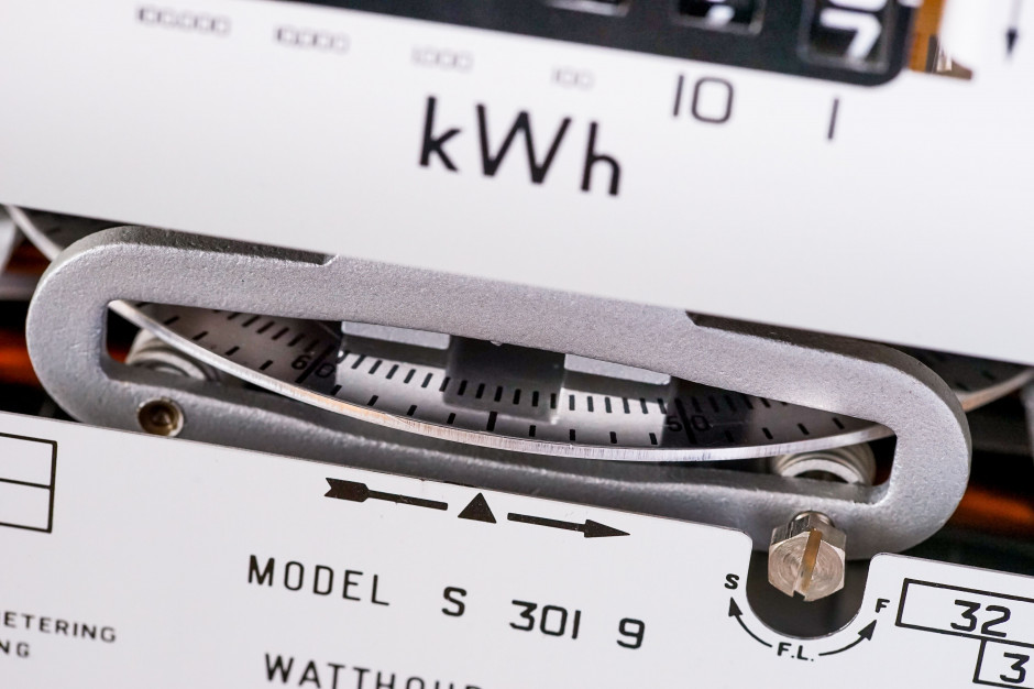 Sejm uchwalił ustawę wprowadzającą maksymalne ceny energii elektrycznej dla gospodarstw domowych, samorządów i firm (fot. shutterstock) Sejm uchwalił ustawę wprowadzającą maksymalne ceny energii elektrycznej dla gospodarstw domowych, samorządów i firm (fot. shutterstock)
