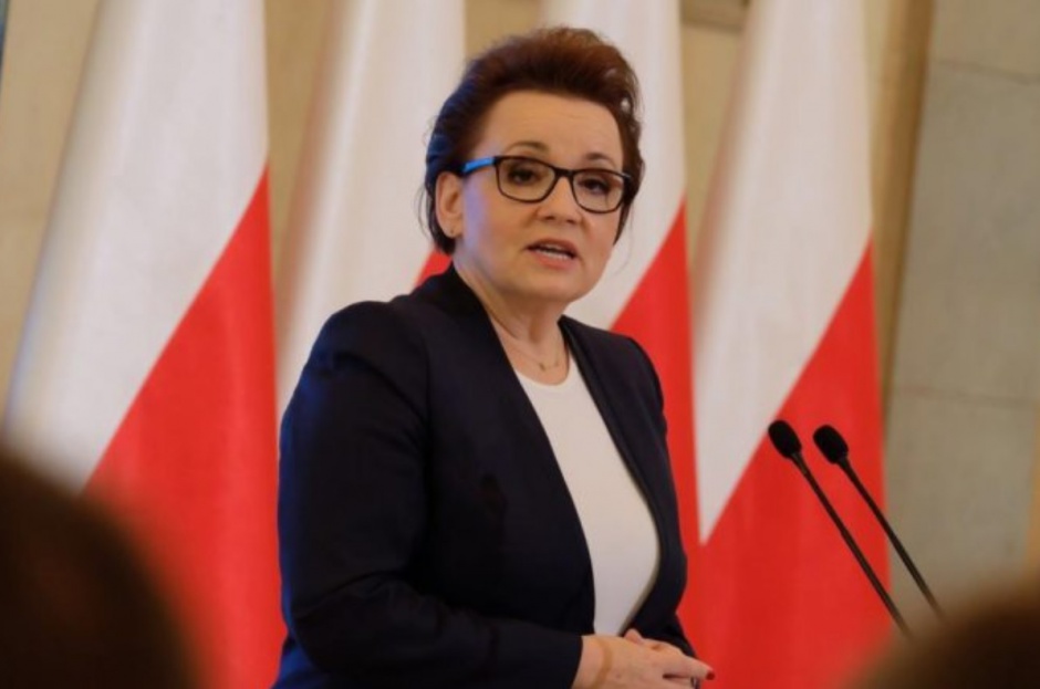Według związkowców z ZNP obecne kryteria do złudzenia przypominają te wprowadzone przez minister Annę Zalewską (fot. men.gov.pl)