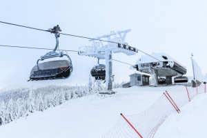 Według przedstawicieli stacji narciarskich skipassy zbytnio nie podrożały (fot. Shutterstock).