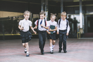 Zakończenie roku szkolnego to ważny dzień w życiu dziecka. Świadectwa, dyplomy a nawet nagrody muszą być  (fot. Shutterstock).