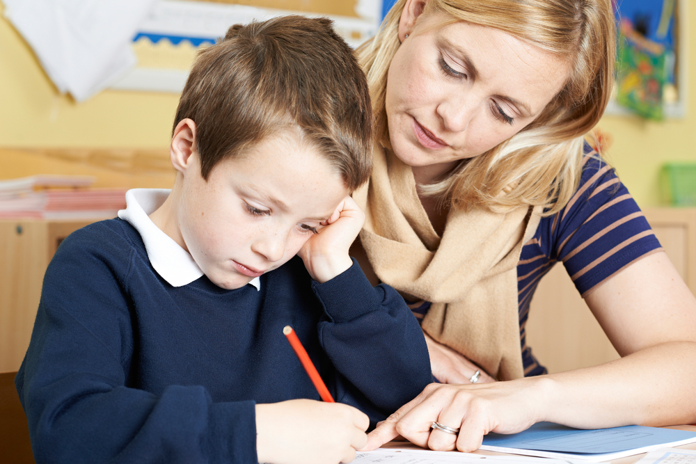 Rodzice nie powinni odrabiać lekcji za dzieci, tylko je w tym wspierać. Fot.Shutterstock