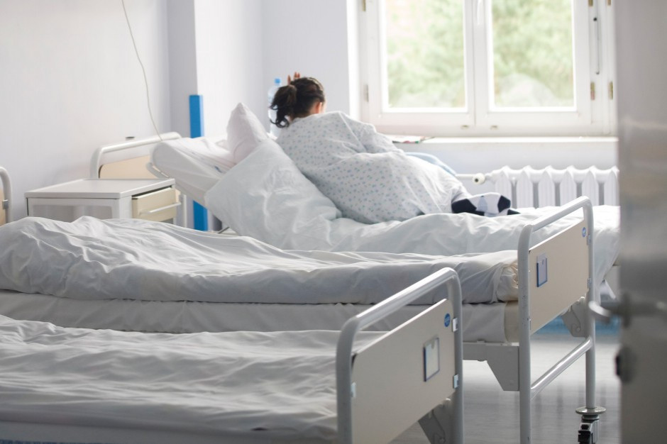 Szpitale masowo likwidują łóżka. Czy faktycznie jest ich za dużo?