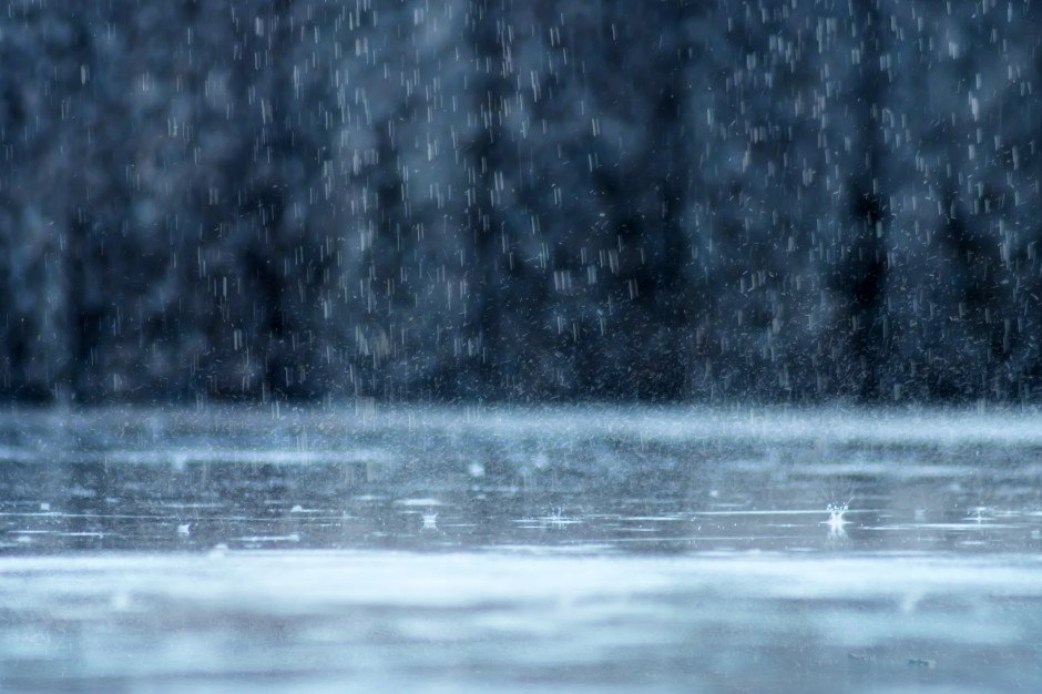 RCB wysłało alerty przed burzami i deszczami do ponad 10 mln osób. (Fot. Shutterstock)