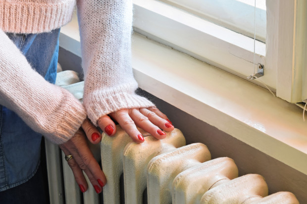 Redukcja wysokości temperatury w pomieszczeniu o 1 stopień to nawet od 5 do 8 procent oszczędności energii. (Fot. Shutterstock)