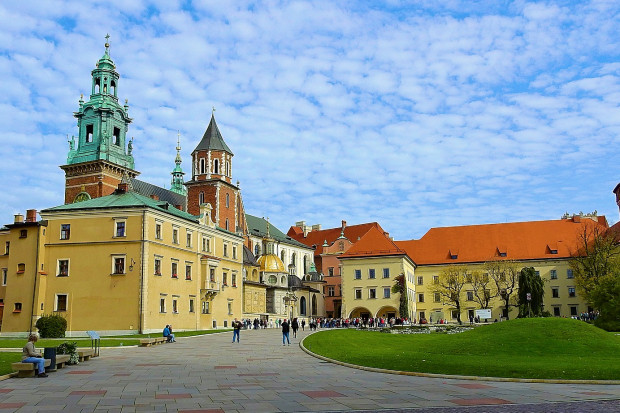 Kraków był też pierwszym miejscem w Europie, w którym wyróżniono nie pojedynczy obiekt, ale cały zespół miejski z Zamkiem Królewskim na Wawelu, Starym Miastem, Kazimierzem oraz dawnym przedmieściem Stradomiem. (Fot. Pixabay)
