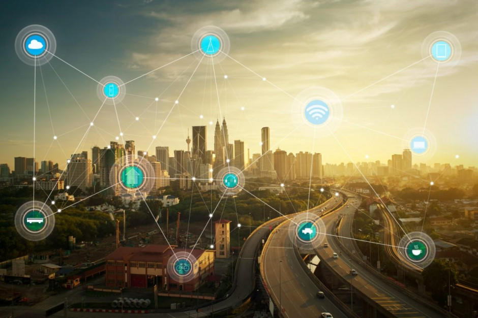 Inteligentne miasta wykorzystują infrastrukturę technologiczną opartą na sztucznej inteligencji i IoT (Fot. mat. pras.) Inteligentne miasta wykorzystują infrastrukturę technologiczną opartą na sztucznej inteligencji i IoT (Fot. mat. pras.)