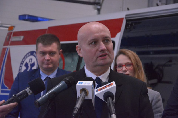 Na miejsce wypadku przyjechał wojewoda wielkopolski Zbigniew Hoffmann, który przyjął raport służb ratunkowych. (fot. facebook)