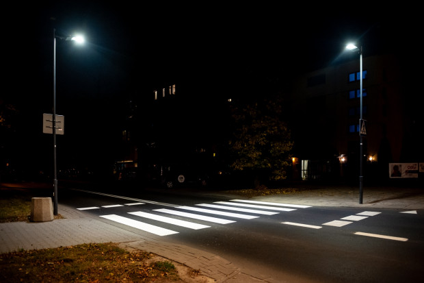 Według Rafała Webera w 2021 r. wszystkie przejścia na drogach krajowych zostaną oświetlone (fot. ZDM)