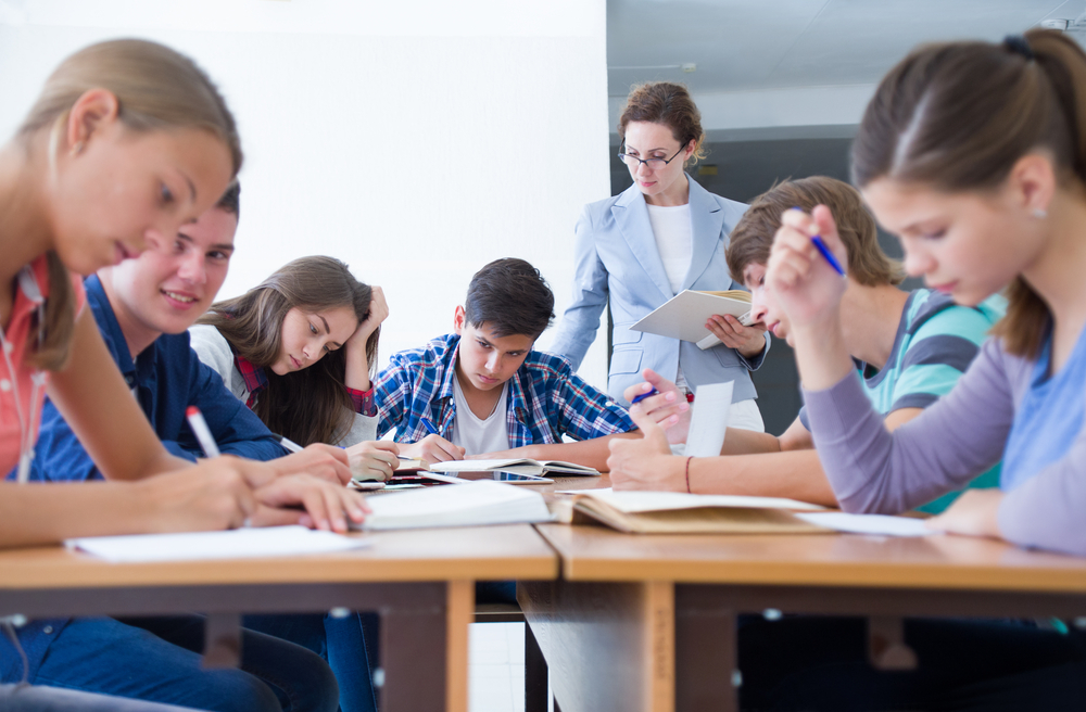 Brak kontaktów rówieśniczych i bezpośredniej relacji z nauczycielami to podstawowe wady zdalnej edukacji (fot. Shutterstock)