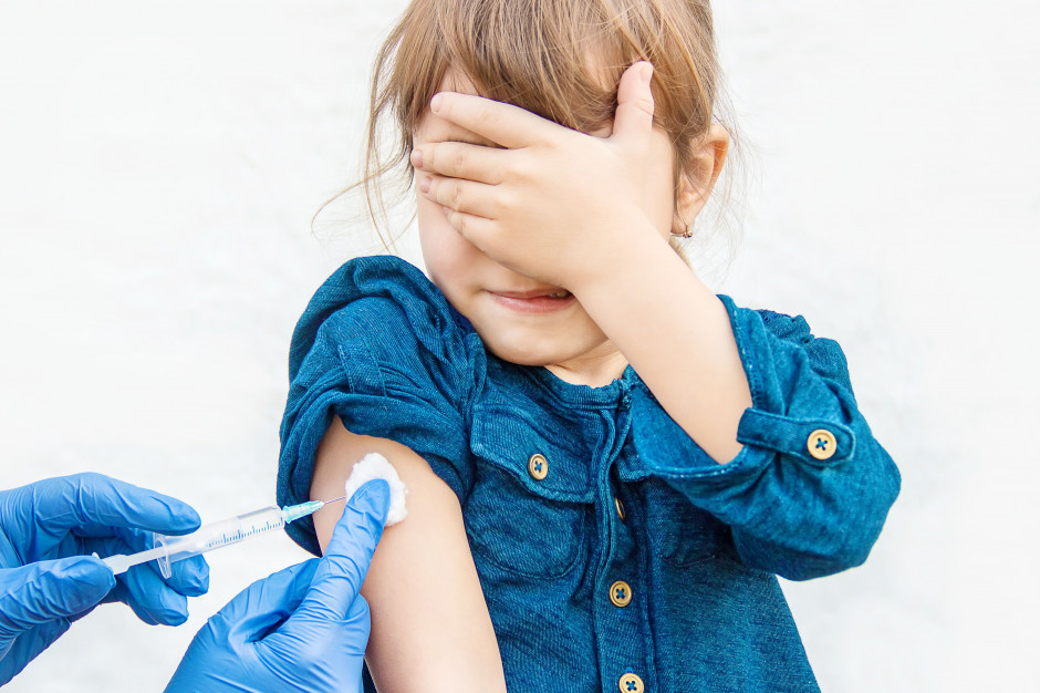 W szpitalach rekordowa ilość dzieci z COVID-19; ruszają zapisy na szczepienia