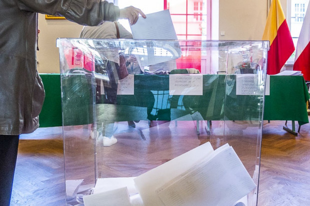 Jak podaje RPO, ubiegłoroczne wybory samorządowe wykazały, że trzy czwarte lokali przygotowanych z myślą o wyborcach z niepełnosprawnościami nie spełniało wymogów prawa (fot. PTWP) 