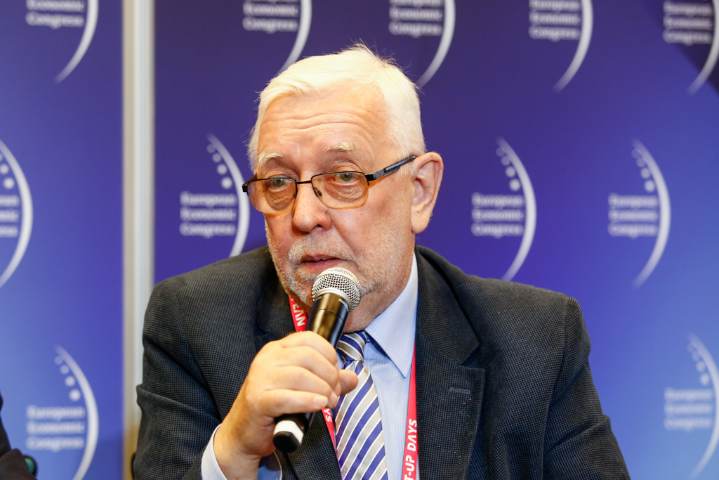 Zdaniem prof. Jerzego Stępnia dwukadencyyjność ukróci monopolizację władzy w samorządach (fot. PTWP)