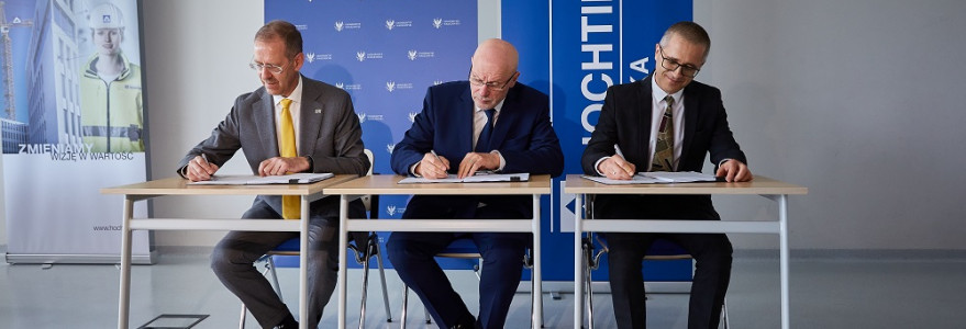 Umowę podpisał rektor UW i przedstawiciele głównego wykonawcy (fot. uw.edu.pl)