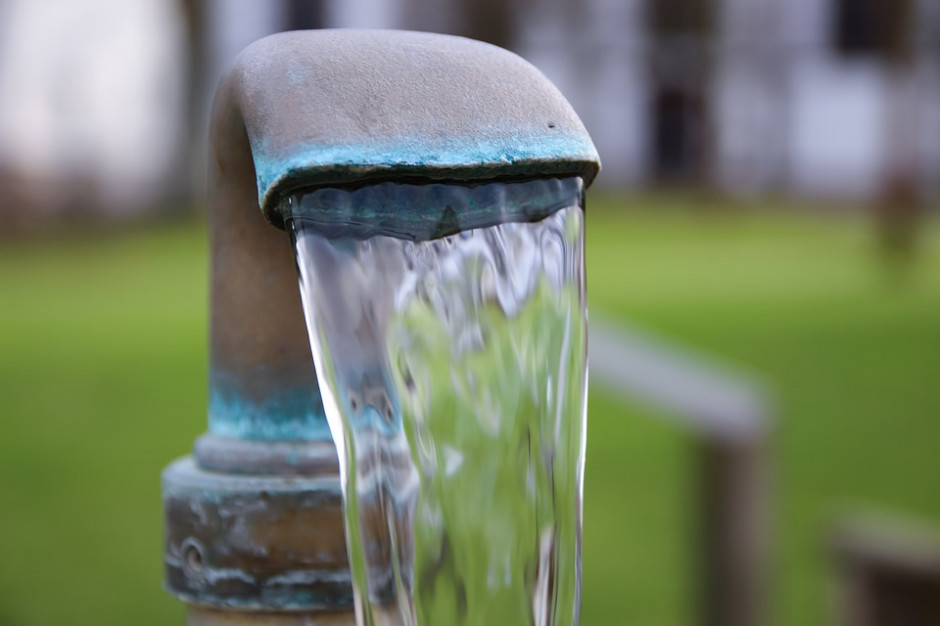 Czysta woda do picia jest dla 2 mld ludzi towarem deficytowym (fot. pixabay)