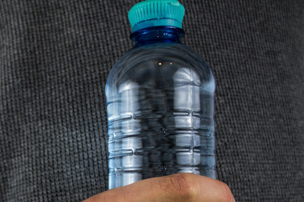 Wodę w plastikowych butelkach można zastąpić wodą z kranu (fot.pixabay)