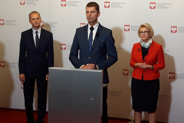 Podczas konferencji ministra Dariusza Piontkowskiego wspierali Marzena Machałek, wiceminister MEN, oraz Krzysztof Wiśniewski, II wicekurator Kuratorium Oświaty w Warszawie fot. BB)(