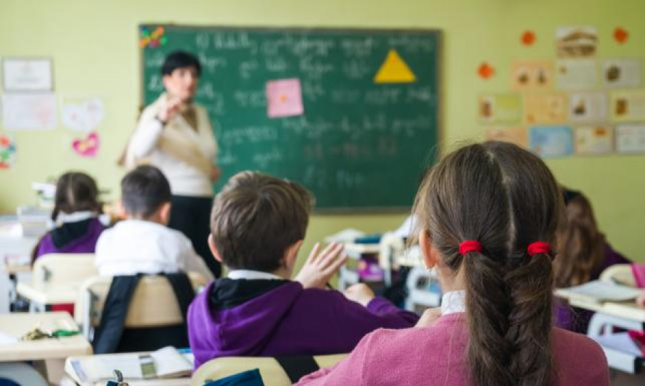 Nowe rozporządzenie określa maksymalne kwoty dotacji celowej na wyposażenie publicznych szkół podstawowych i szkół artystycznych w podręczniki i materiały edukacyjne (Fot. Shutterstock)