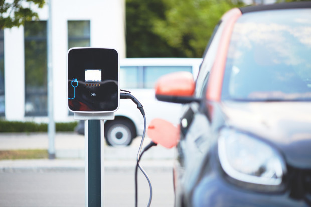 Elektromobilność to nie tylko pojazdy, ale i infrastruktura czyli sieć do ich ładowania oraz zapewnienie dostaw energii (fot. pixabay)