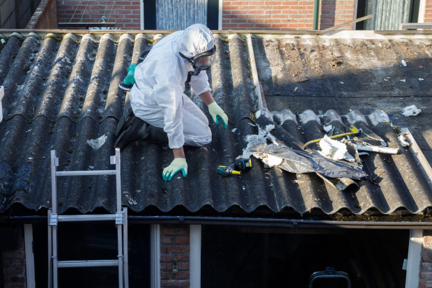 W Polsce wyroby azbestowe maja być usunięte do 2032 r. (Fot. Shutterstock)