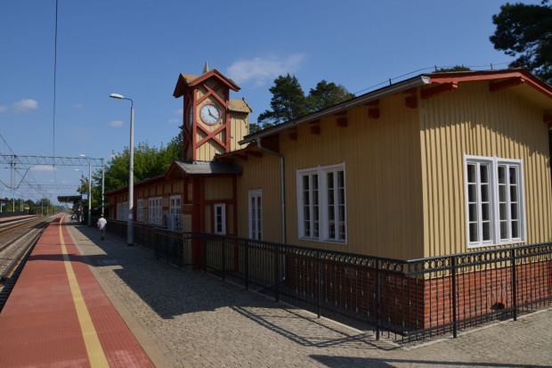 Odnowiony budynek dawnego dworca w wielkopolskim Puszczykowie. (fot. mat. pras. starostwa poznańskiego)