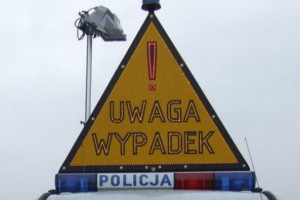 W zderzeniu samochodu osobowego z pociągiem w zachodniopomorskim ucierpiała jedna osoba. Odniosła lekkie obrażenia (fot. policja.pl)