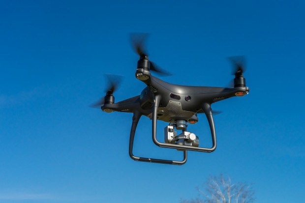 W konkursie wybrane zostaną trzy lokalizacje, w których rozpocznie się pilotaż wdrażania usługi lotów dronów na masową skalę (fot. pixabay)