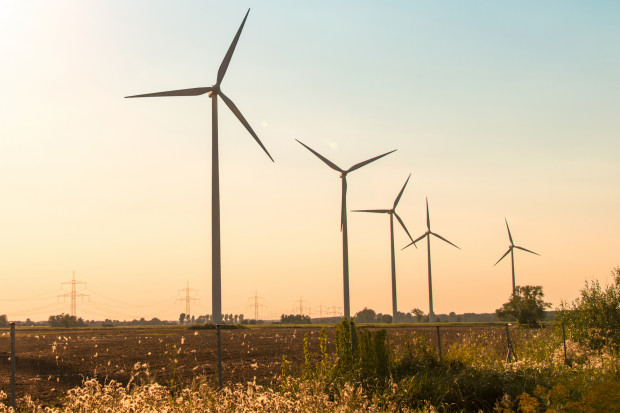 Co najmniej 10 proc. energii produkowanej z farmy wiatrowej ma być przekazywane na rzecz społeczności lokalnej (Fot. Shutterstock.com)