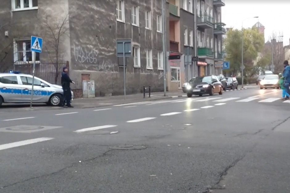 Niezwykły eksperyment w Poznaniu: kierowcy, mimo patrolu policji, wymijają na zebrach
