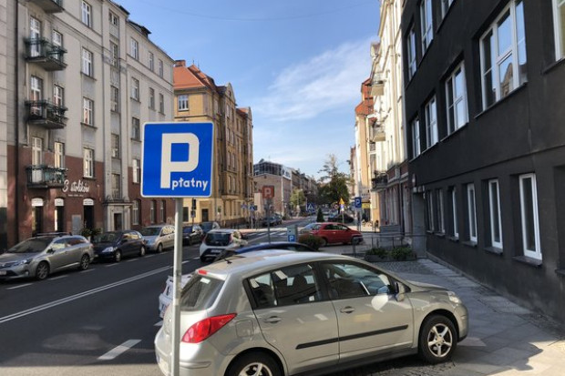 Bez możliwości parkowania na chodnikach polskim miastom groziłby komunikacyjny armageddon. Fot. UM Katowice