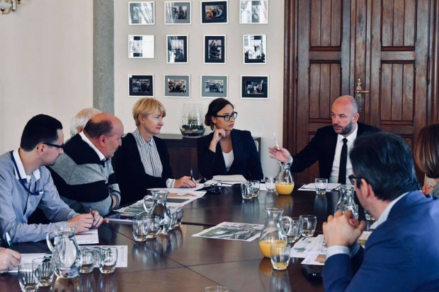 Prezydent Wrocławia Jacek Sutryk podczas rozmów z przedstawicielami rad osiedli na temat funduszu osiedlowego (Fot. wroclaw.pl)